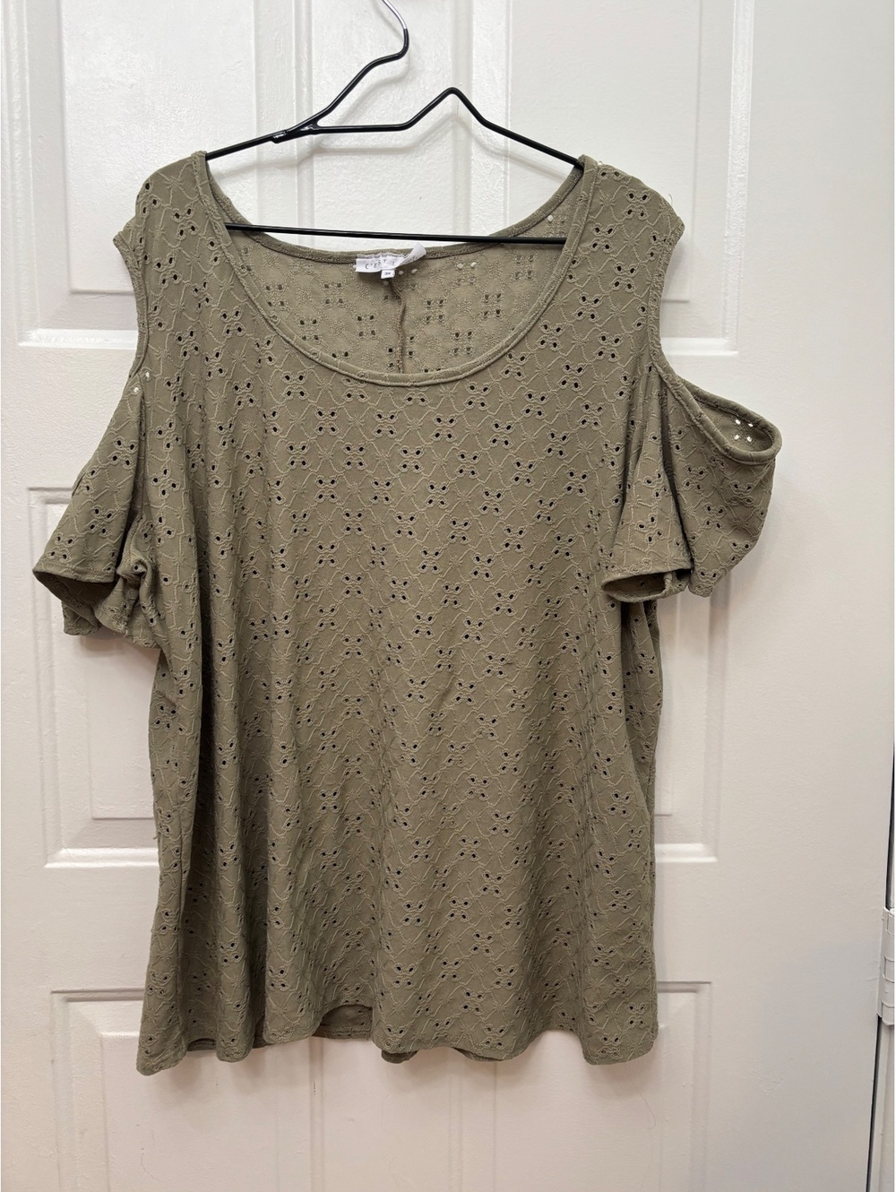 C'est La Vie eyelet cold shoulder top olive size 3X